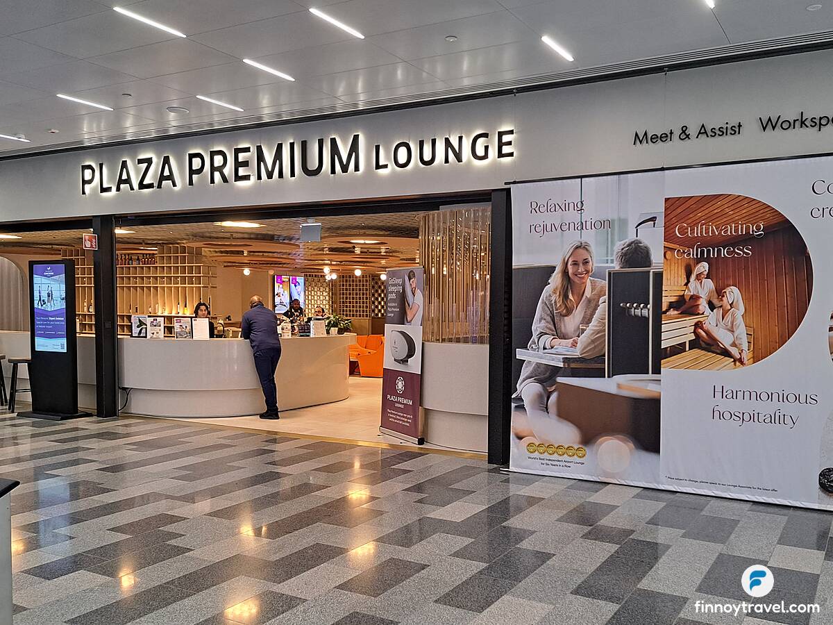 Sisäänkäynti Helsingin lentoaseman tuloaulan Plaza Premium Loungeen