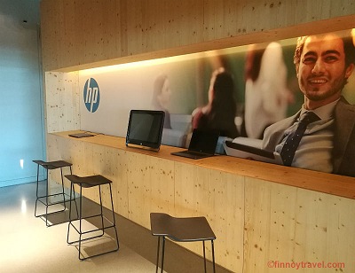 Computertisch in der ANA Lounge am Flughafen Lissabon