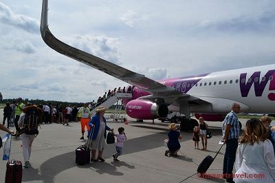 Boarding von Wizz Air am Flughafen Warschau