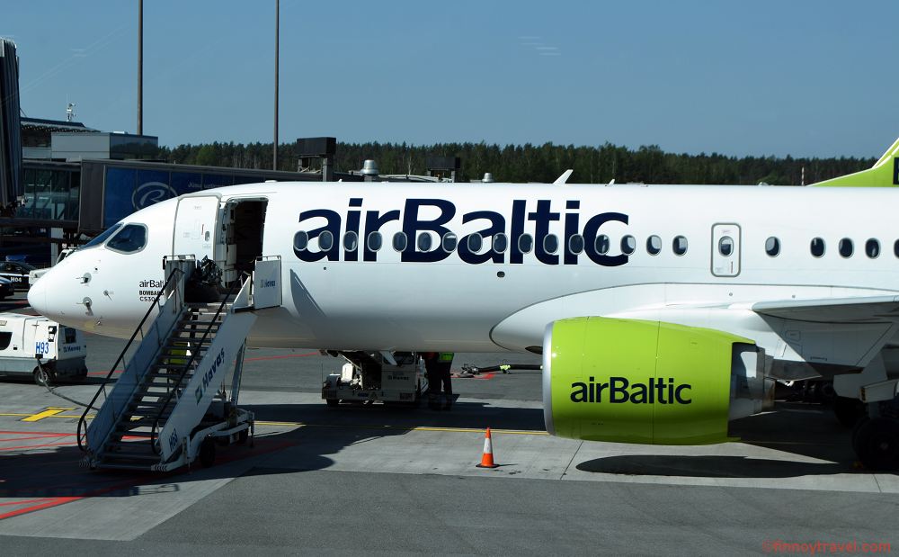 AirBaltic Airbus A220 am Flughafen Riga