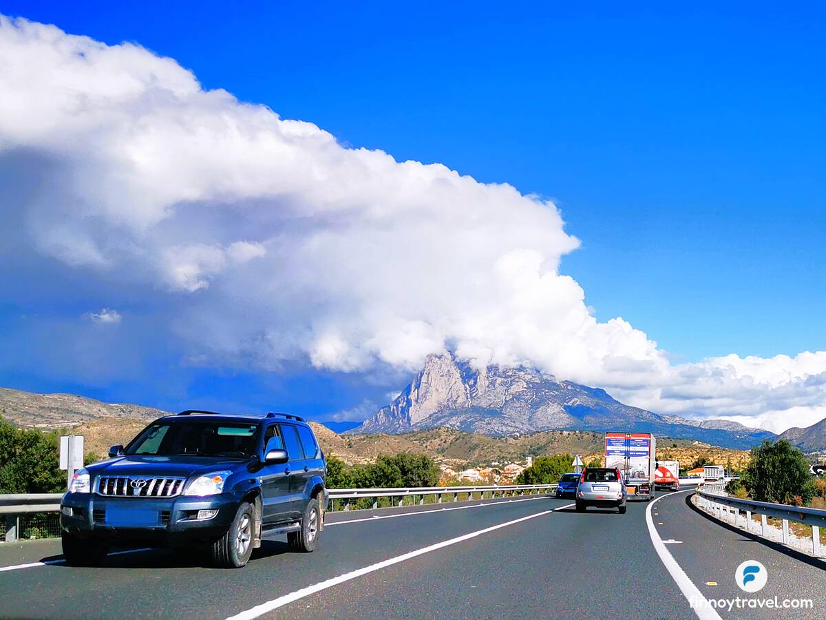 Toyota auf einer Autobahn bei Alicante, Spanien
