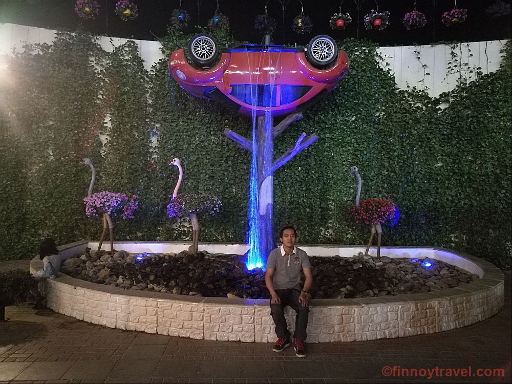 Ein Auto kopf&uuml;ber im Dubai Miracle Garden