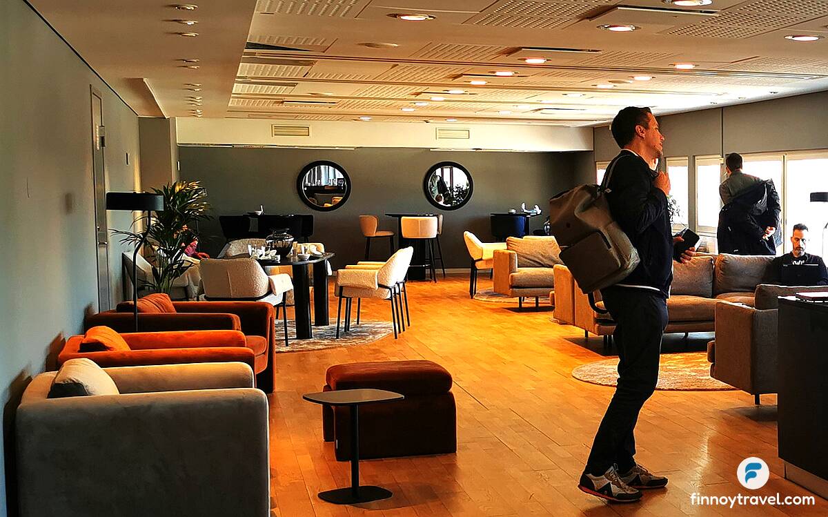 Die Pearl Lounge am Gate C37 ist eine ruhige Lounge mit vielen bequemen Sesseln und Sofas.