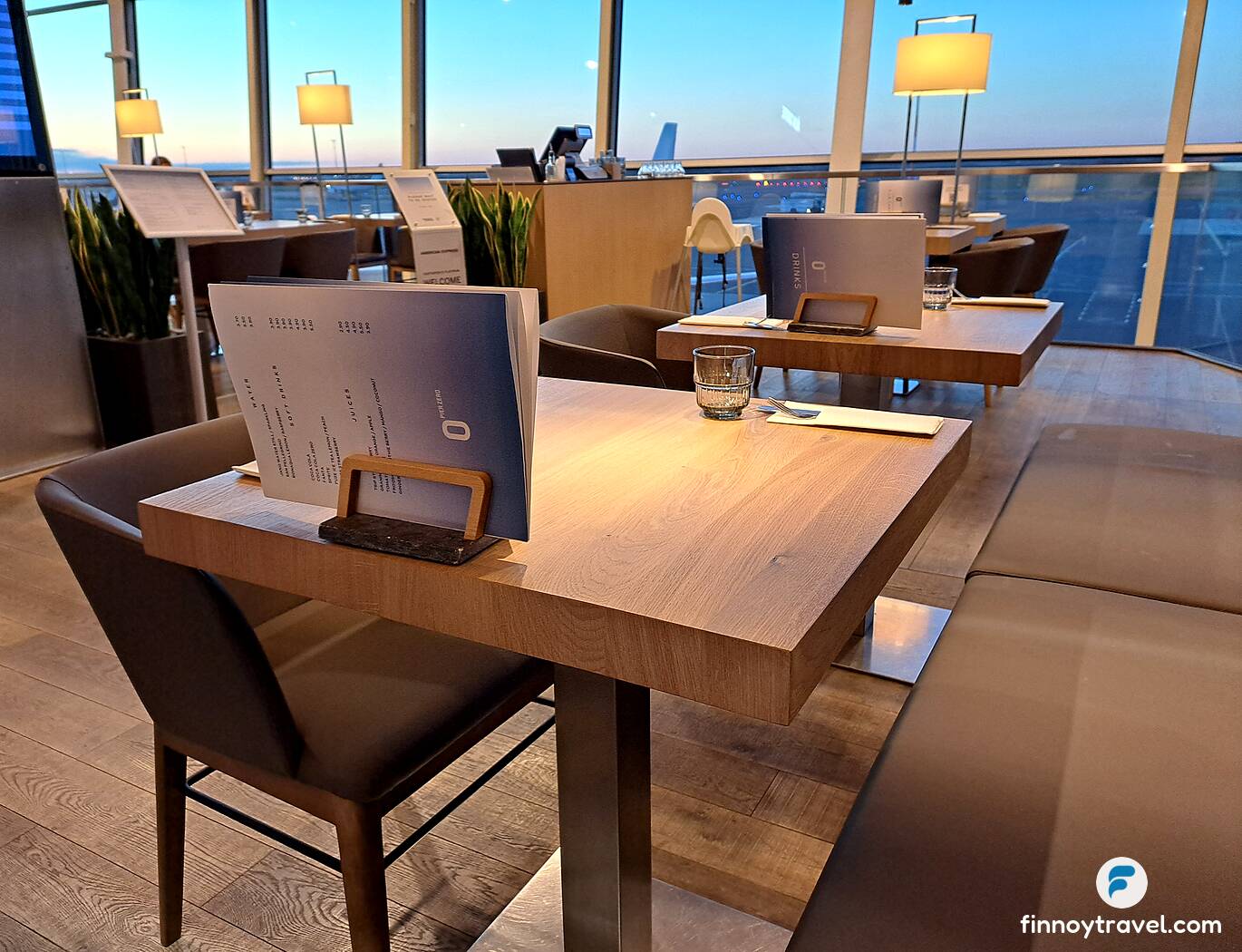 Eingedeckter Tisch im Pier Zero