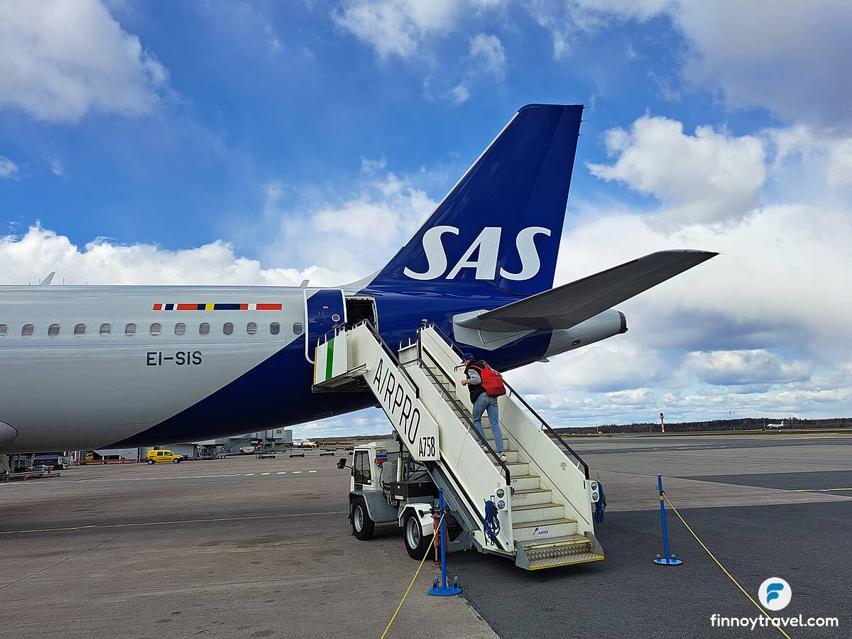Passagiere beim Einsteigen in einen SAS Airbus A320 am Flughafen Helsinki