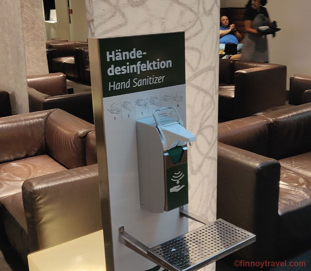 Desinfektion in der Sky Lounge am Flughafen Wien