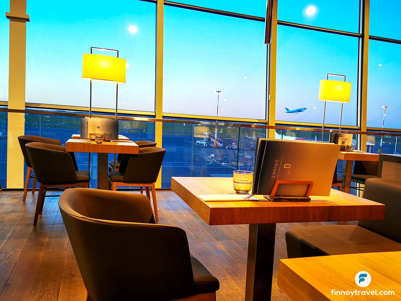 Startendes Flugzeug vom Pier Zero aus gesehen