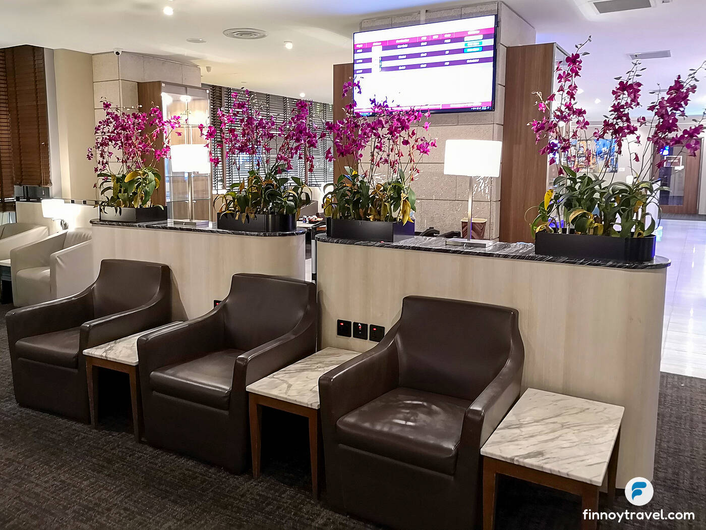 Fernseher mit Abflugtafel in der SATS Premier Lounge