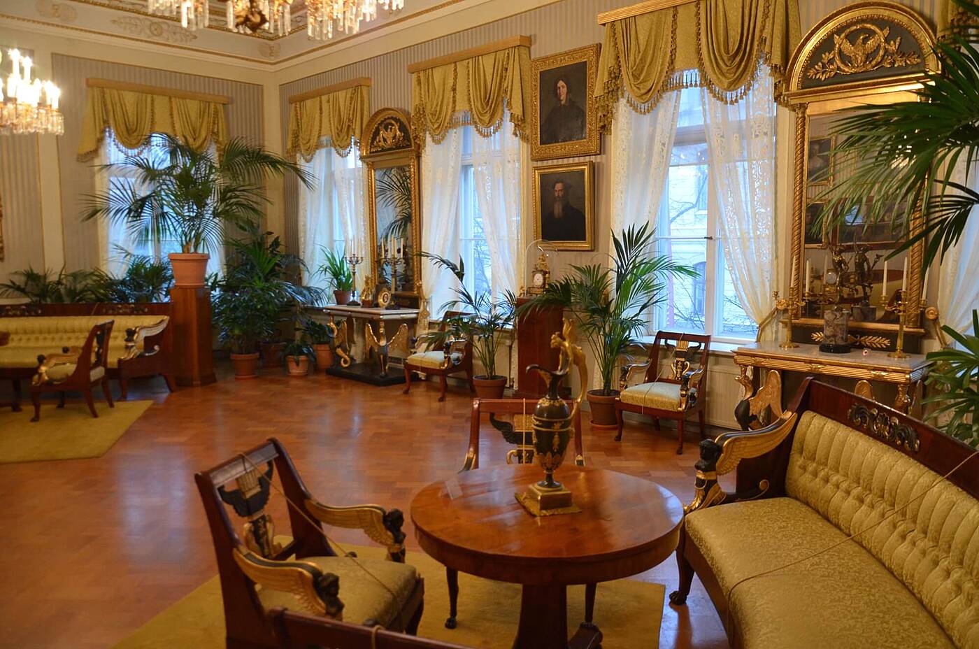 Historischer Salon im Sinebrychoff Art Museum in Helsinki mit klassischem Mobiliar, Kronleuchtern und dekorierten Fenstern.