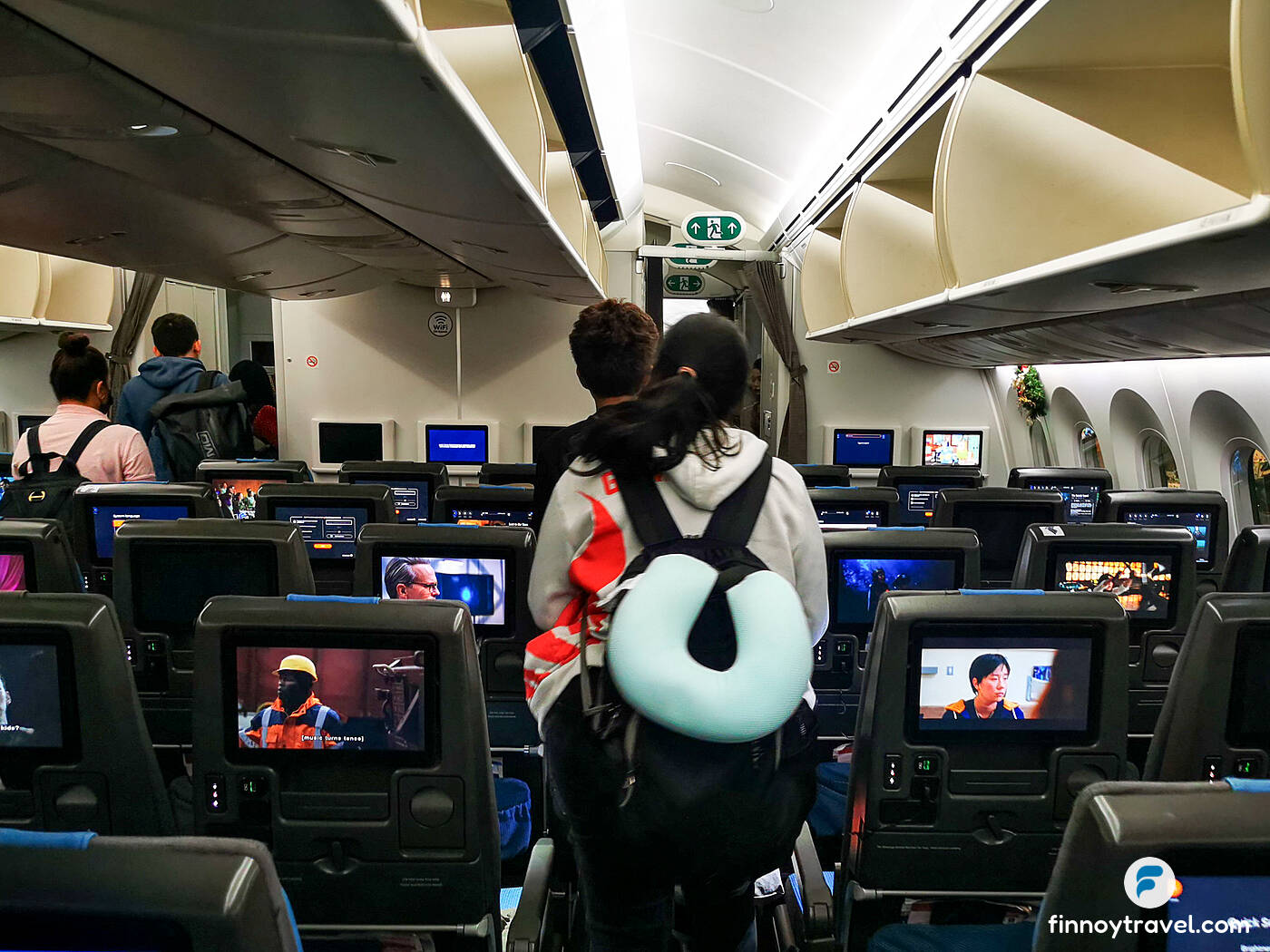 Passagiere von Singapore Airlines verlassen das Flugzeug