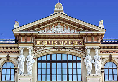 Facade of the Ateneum Art Museum in Helsinki, with a neoclassical pediment, sculptures, and a Latin inscription above the main entrance.