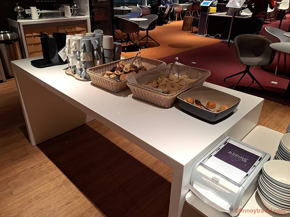 Aspire Lounge inside
