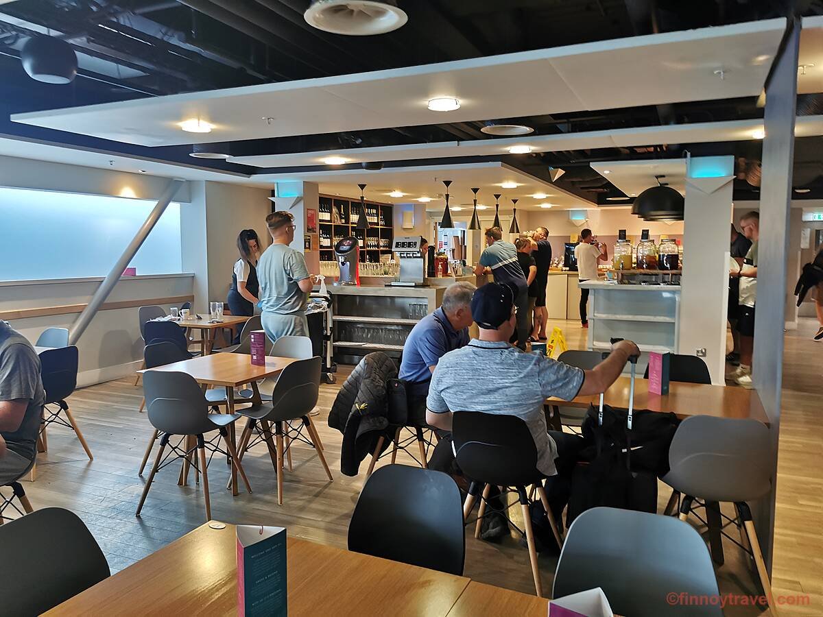 Overview of the lounge