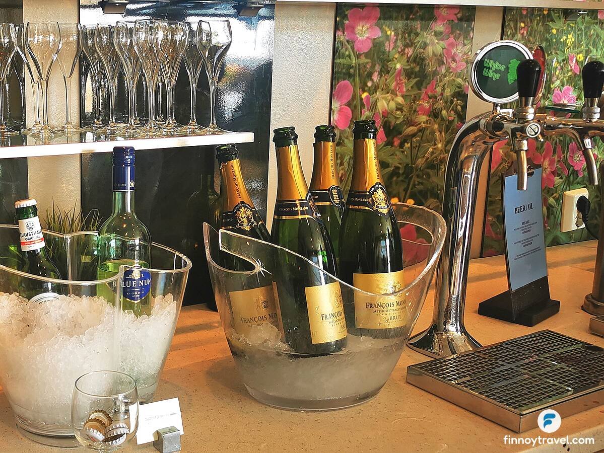 Alcoholic beverages at OSL Lounge