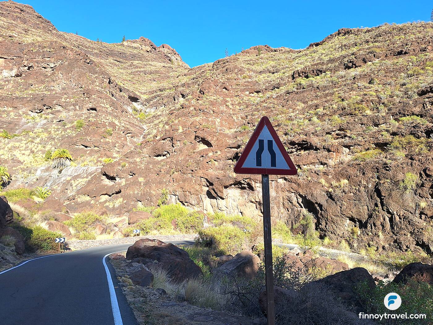 Traffic sign for narrowing roads