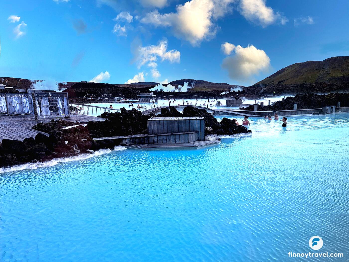 Vista de la piscina de Blue Lagoon desde el exterior del restaurante Lava