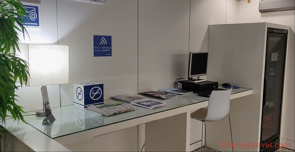 Tambi&eacute;n hay un 'centro de negocios' en Blue Lounge, donde encontrar&aacute;s una mesa sucia con un ordenador antiguo.