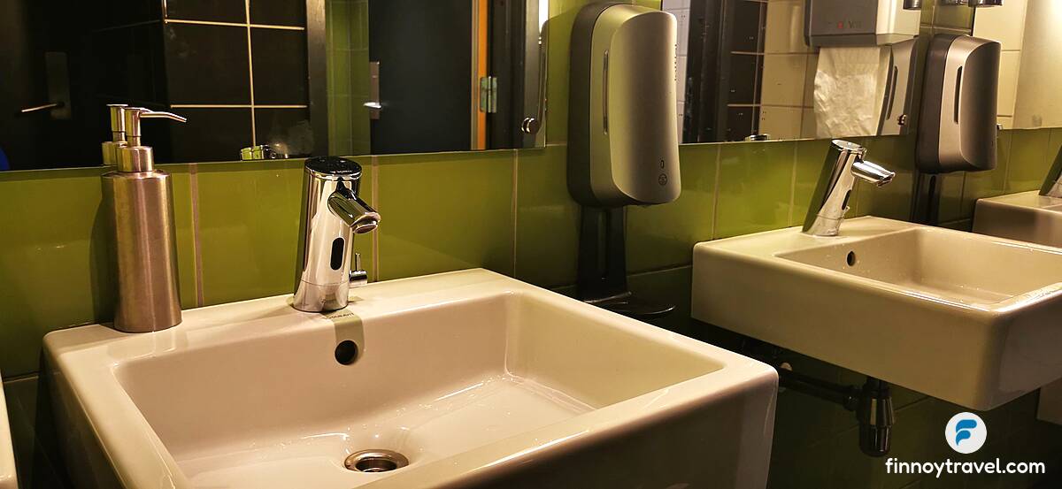 Ba&ntilde;o de OSL Lounge