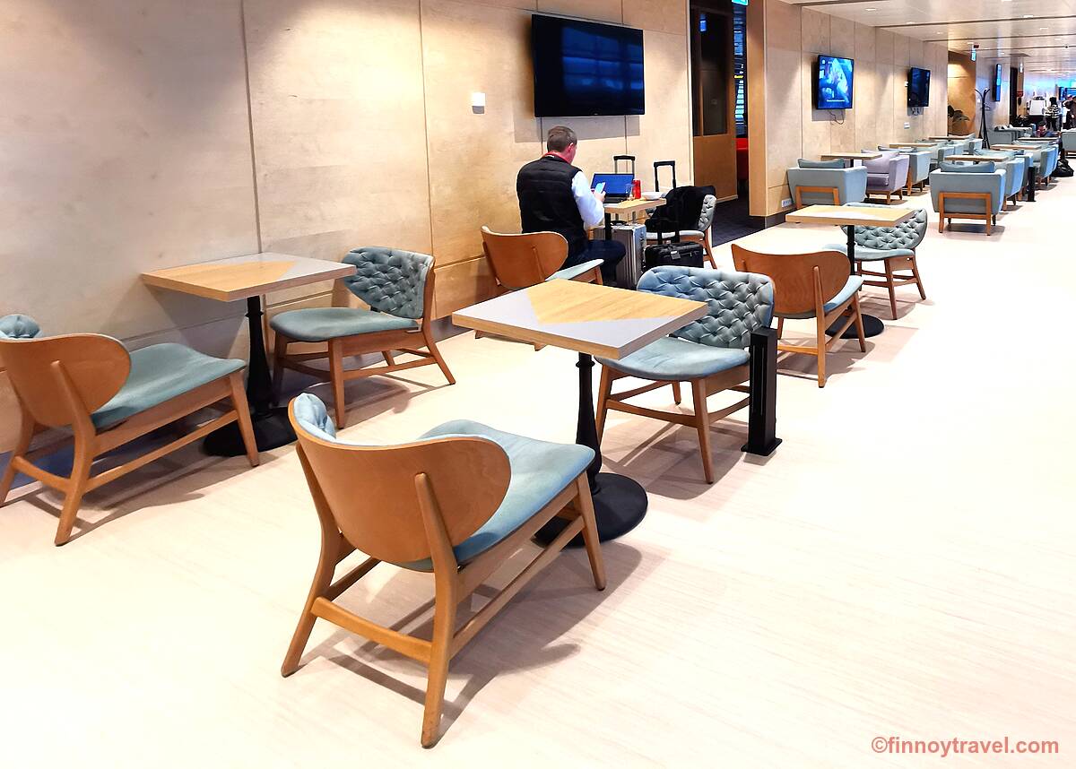 Silla y mesas de trabajo en Primeclass Business Lounge