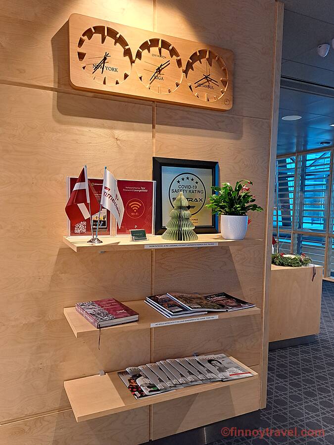 Revistas y reloj mundial