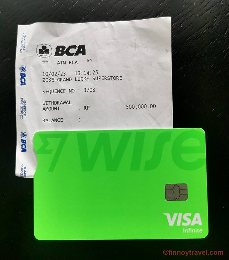 Recibo de retiro en cajero autom&aacute;tico con la tarjeta de d&eacute;bito Wise