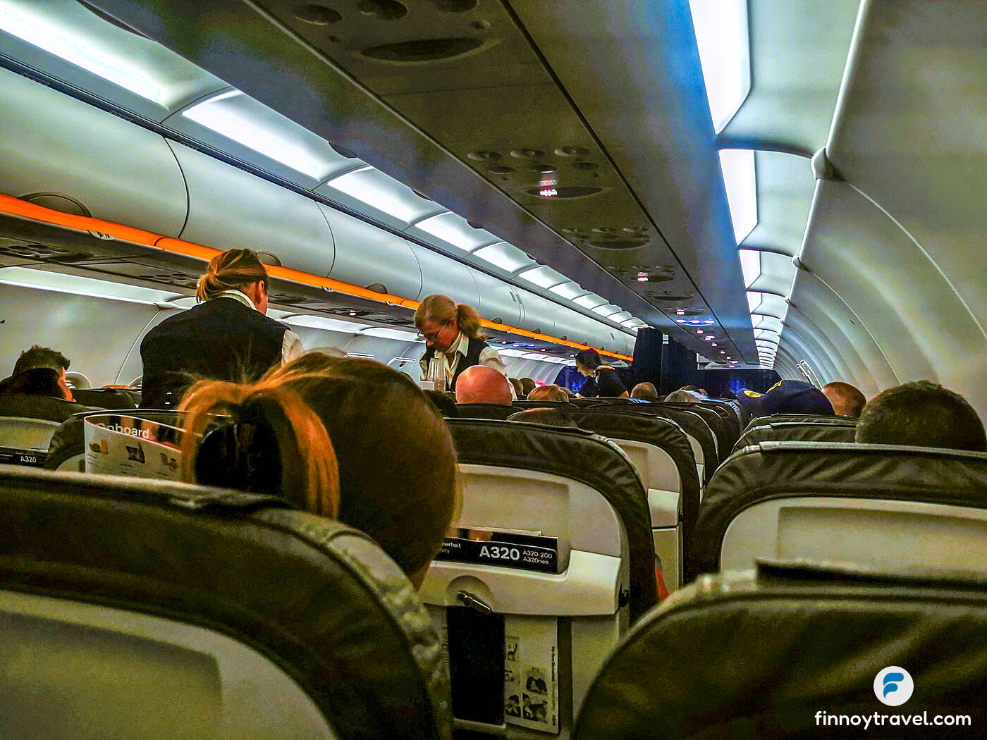 Tripulaci&oacute;n de cabina atendiendo a los pasajeros en un vuelo de Lufthansa