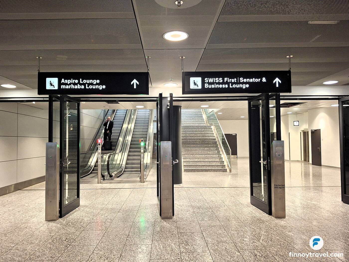 Escalera al vest&iacute;bulo de la sala VIP