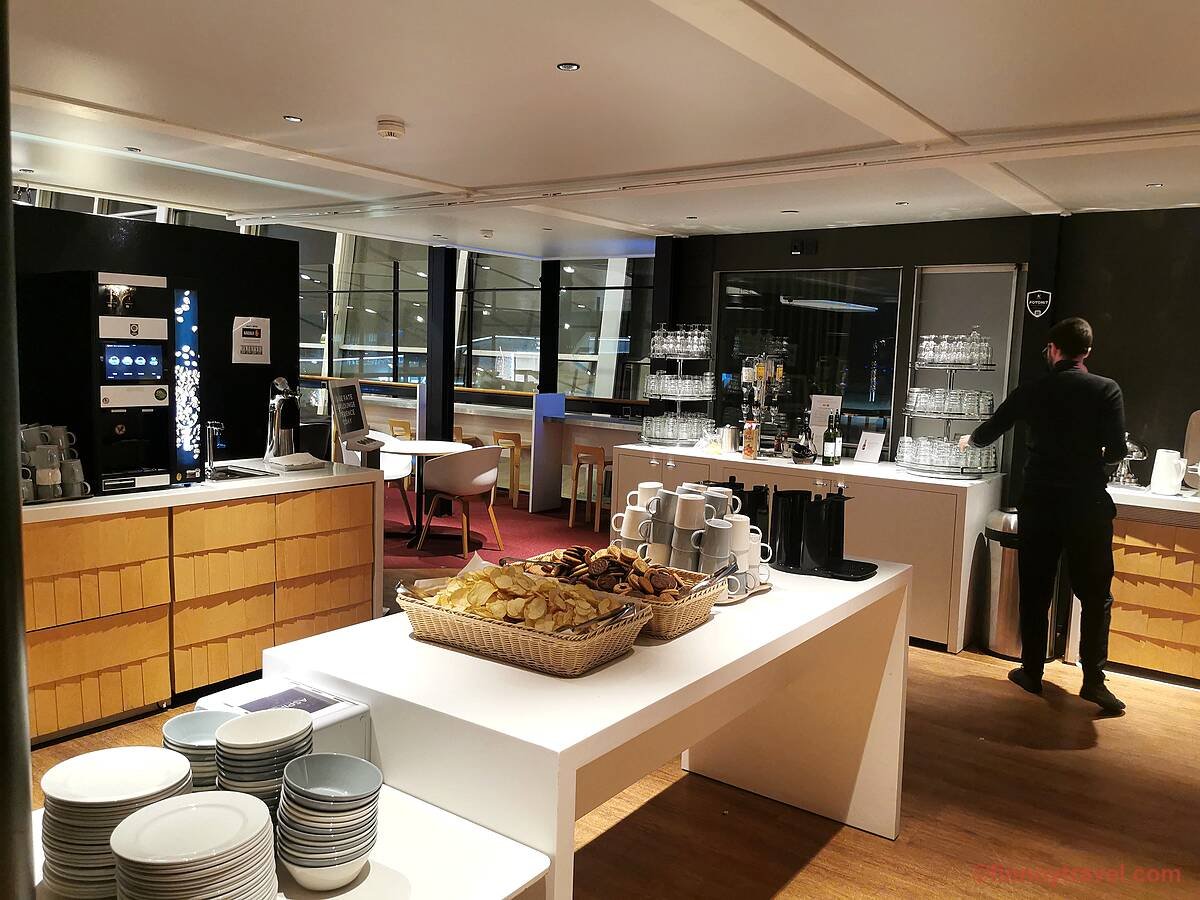 Välipala- ja juomapöytä Helsingin Aspire Loungessa