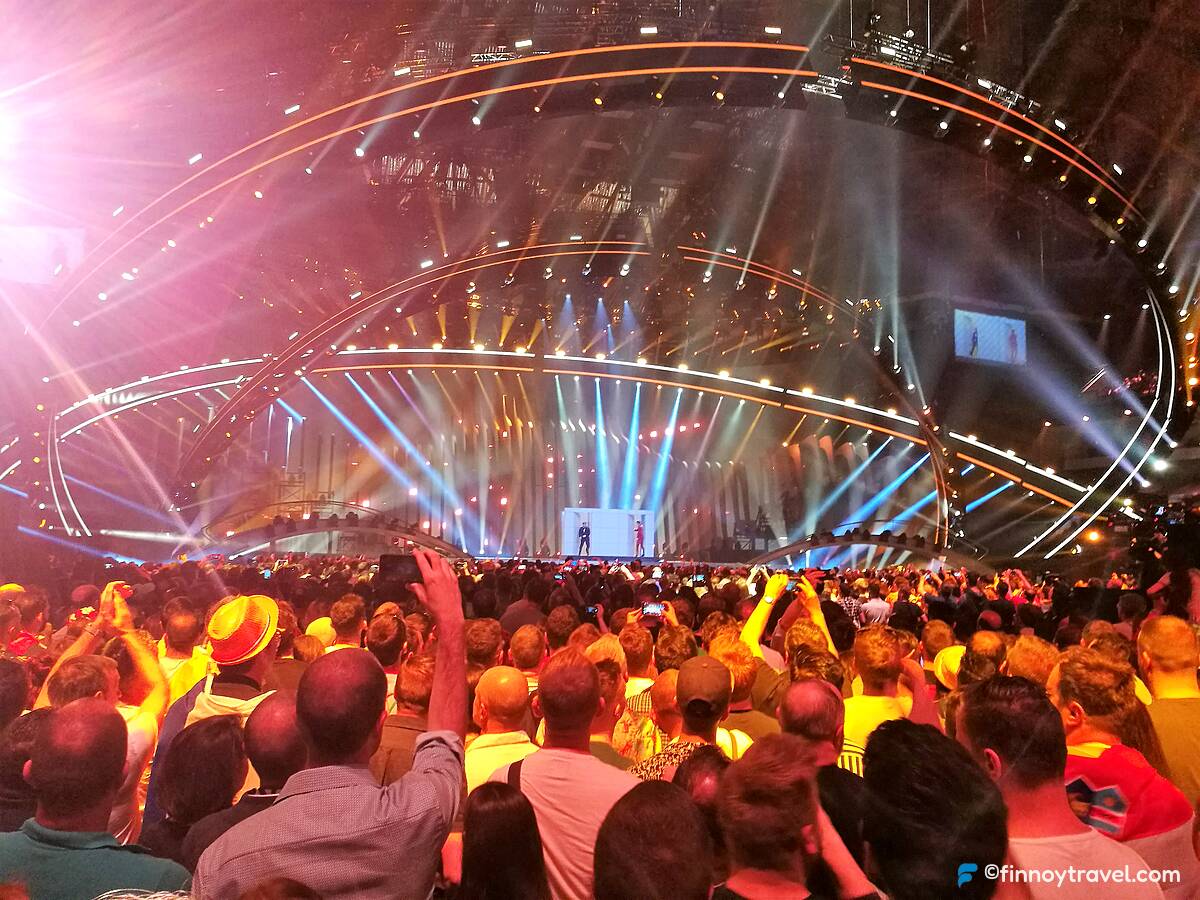 Ihmiset seisovat Euroviisussa