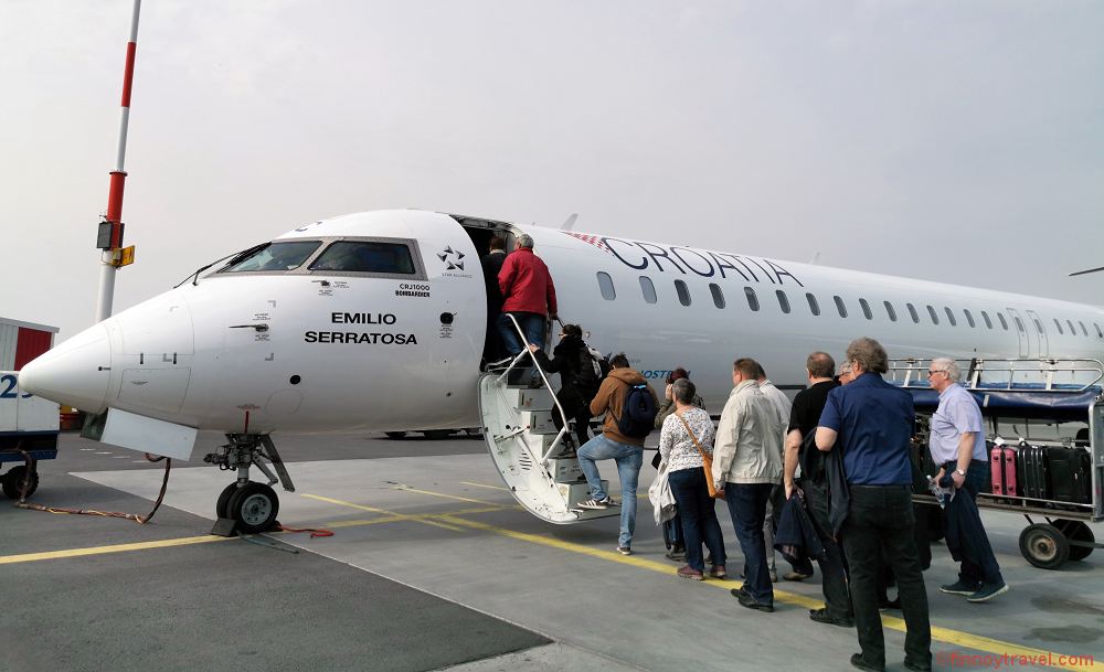 Air Nostrum CRJ1000 people boarding at Helsinki