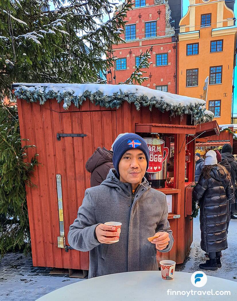 Ceasar drinking a cup of Glögg with gingerbread at Stortorget