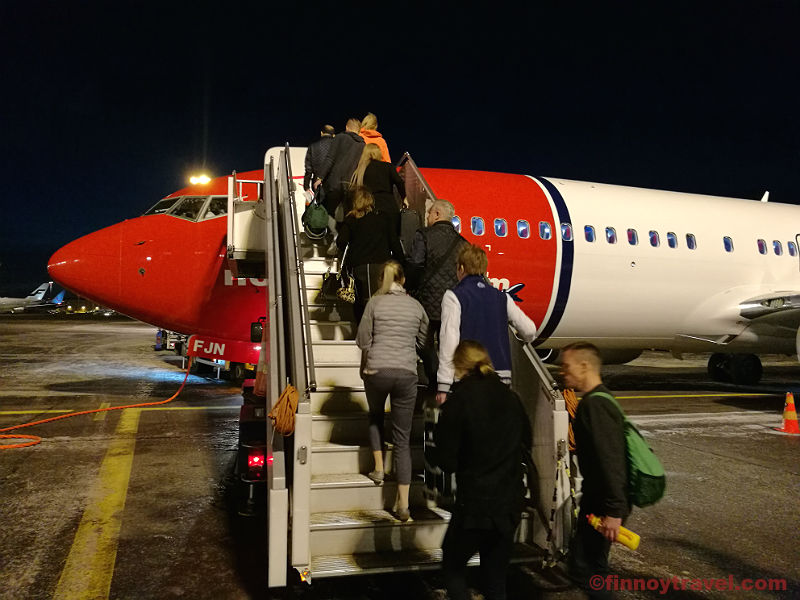 Matkustajia nousemassa Norwegianin B737-lentokoneeseen Helsingin lentoasemalla