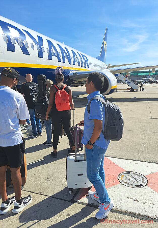 Ceasar boarding Ryanair Boeing 737-800