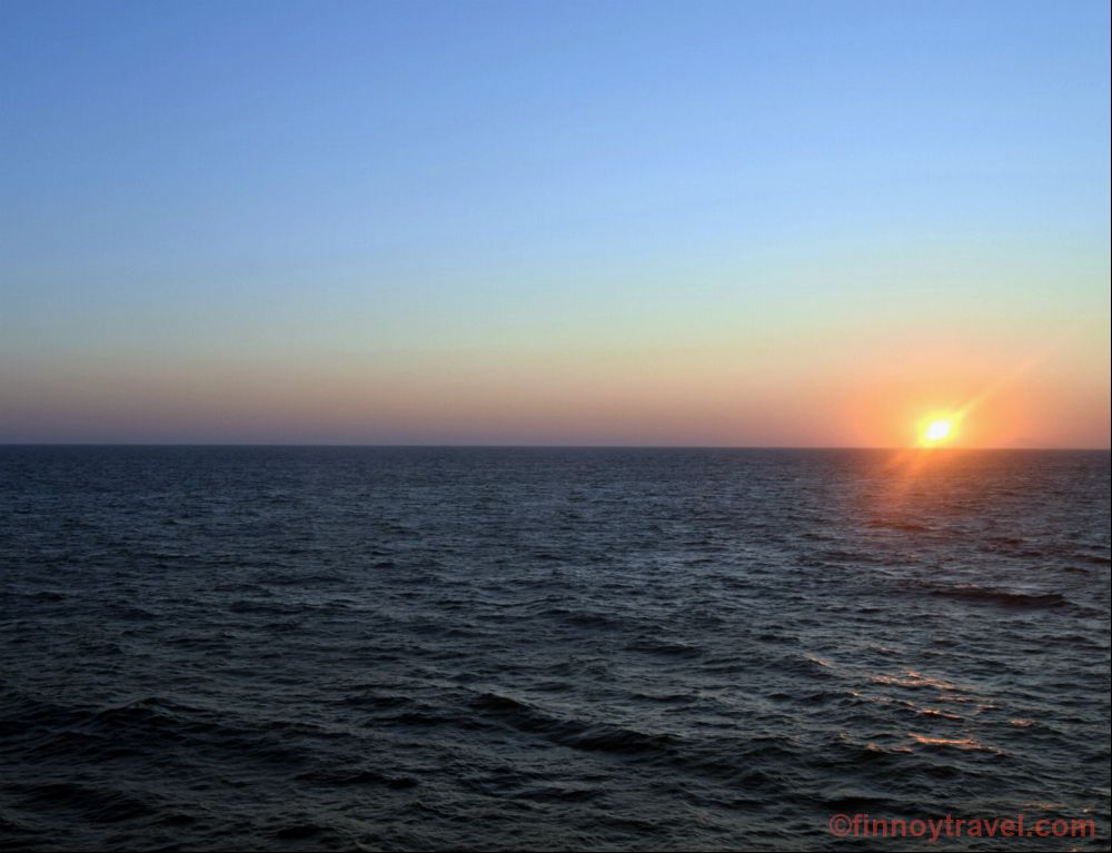 Auringonlasku Välimerellä
