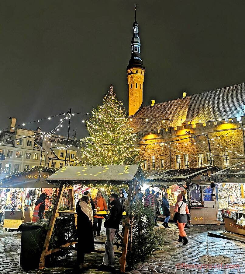 A couple drinking mulled wine at the Tallinn Christmas Market