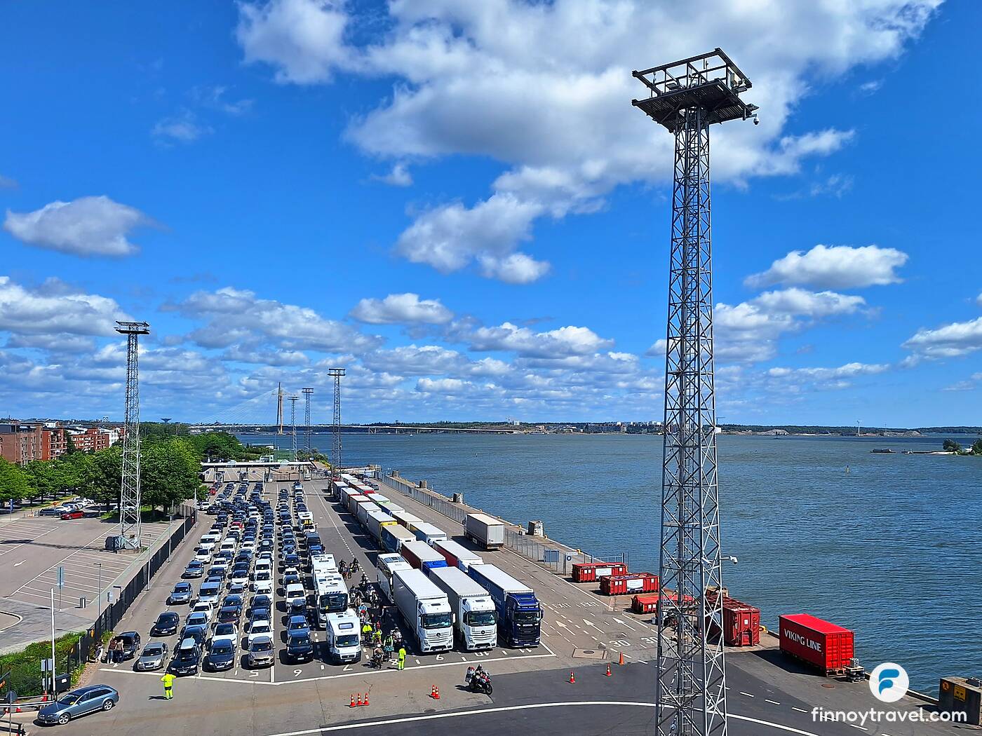 car_queing_to_ferry_Katajanokka_Terminal.jpg
