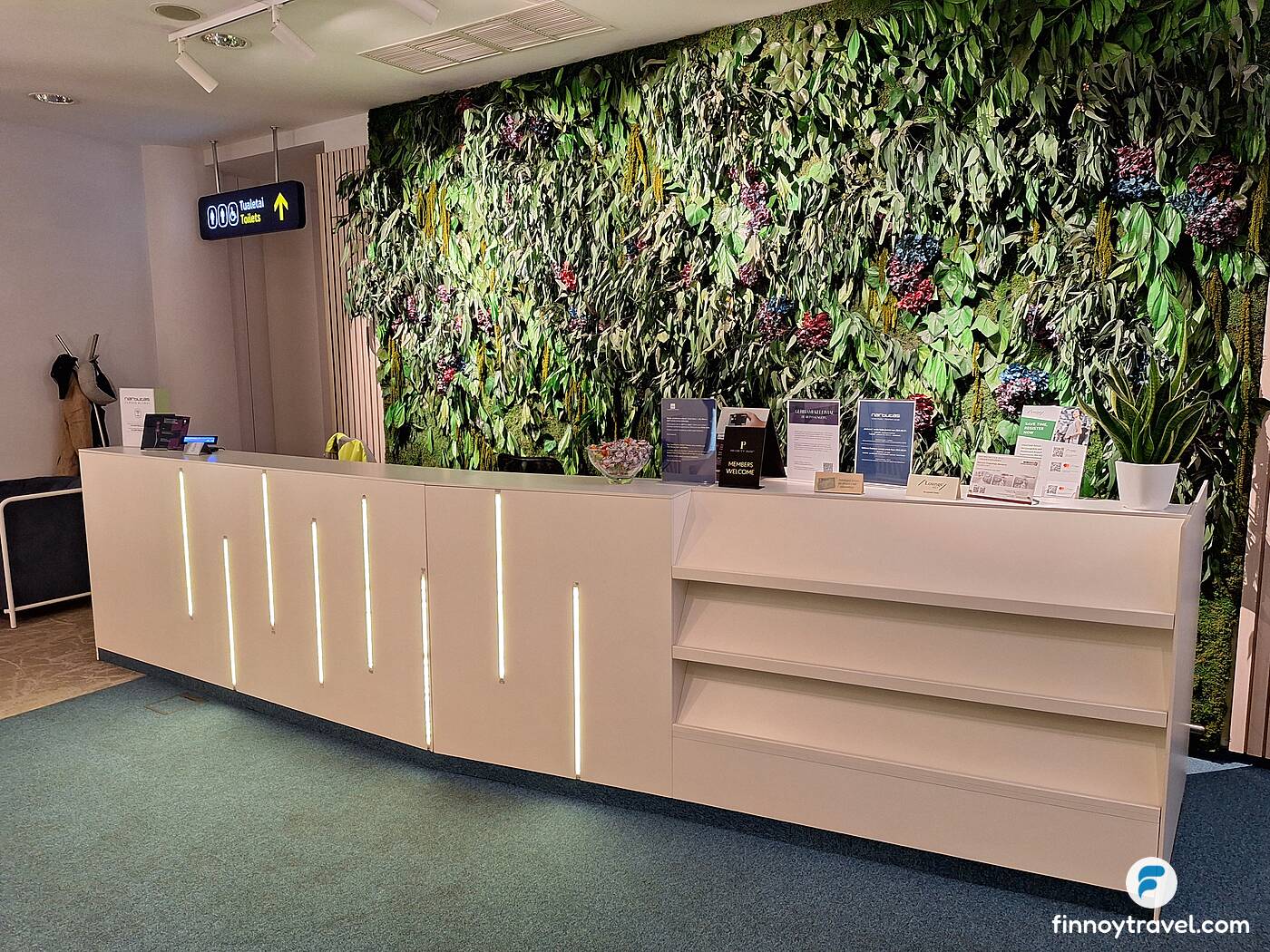 Reception with green wall