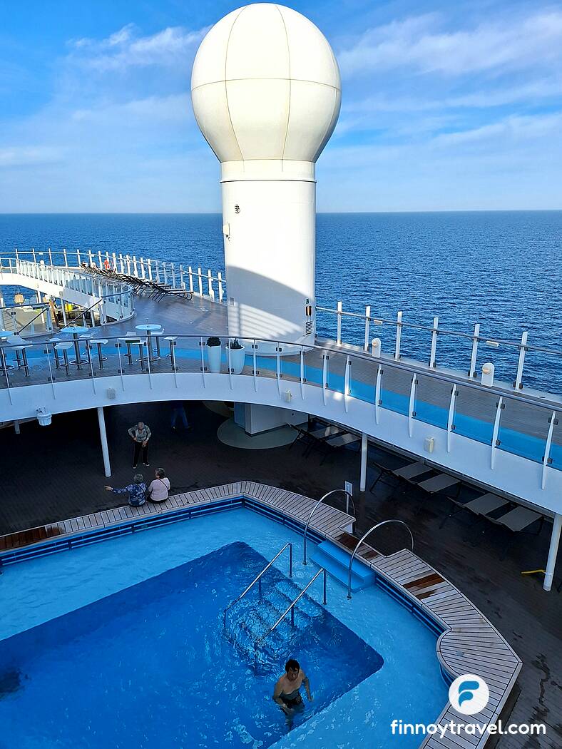 pool_and_antenna_Costa_Toscana.jpg