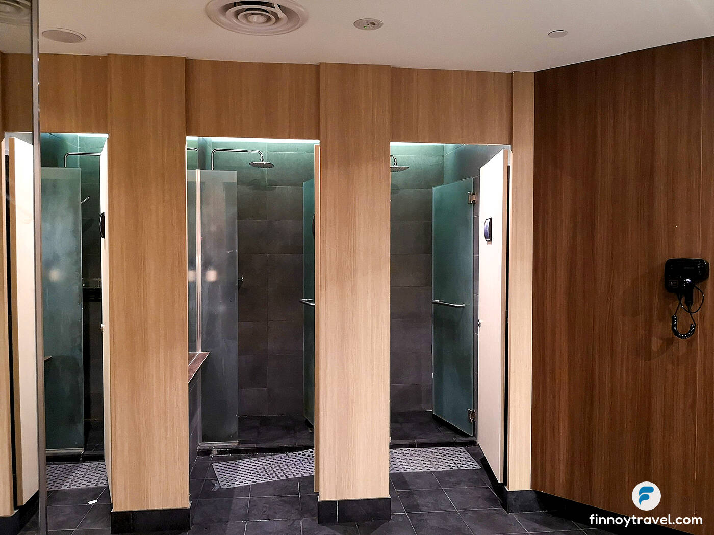 shower rooms at the SATS Premier Lounge