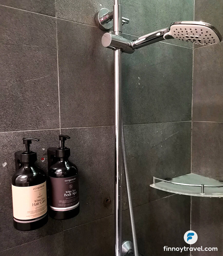 shower facility of SATS Premier Lounge