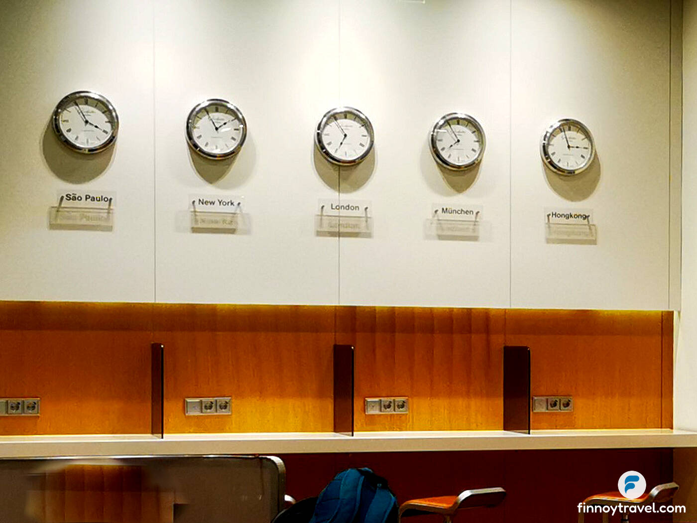 world clocks at the Lufthansa Business Lounge K11