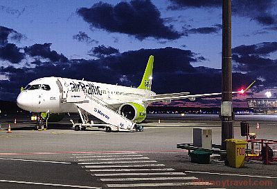 リガ空港の airBaltic エアバス A220