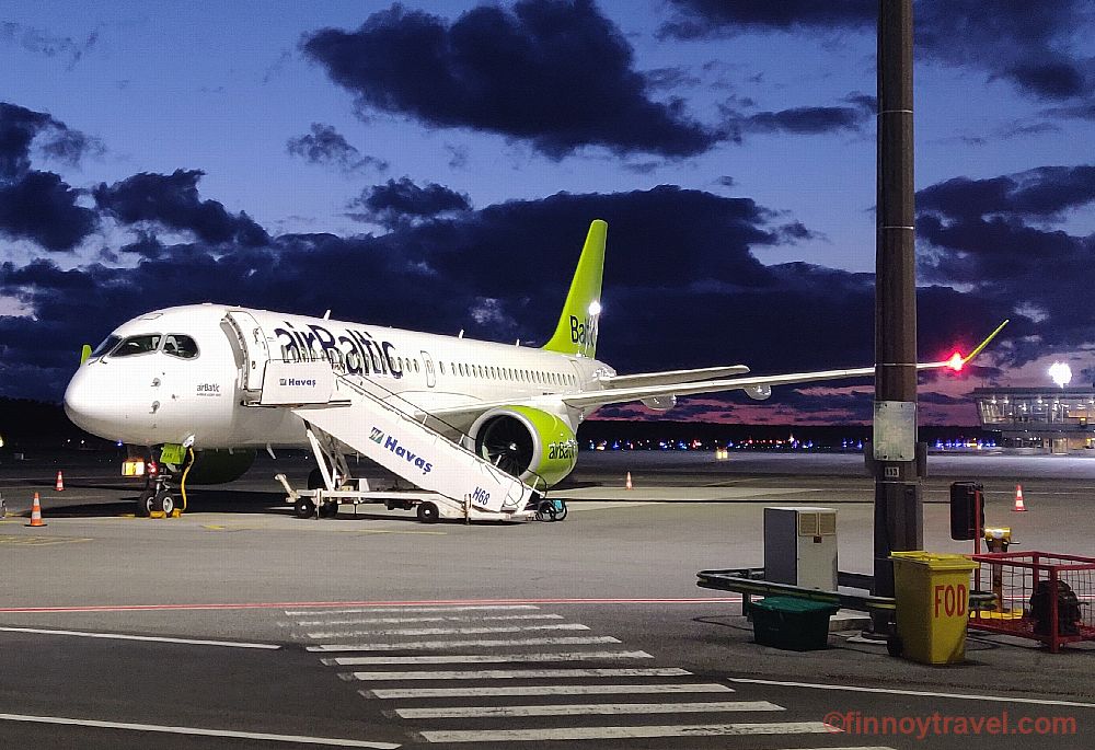 リガ空港の airBaltic エアバス A220