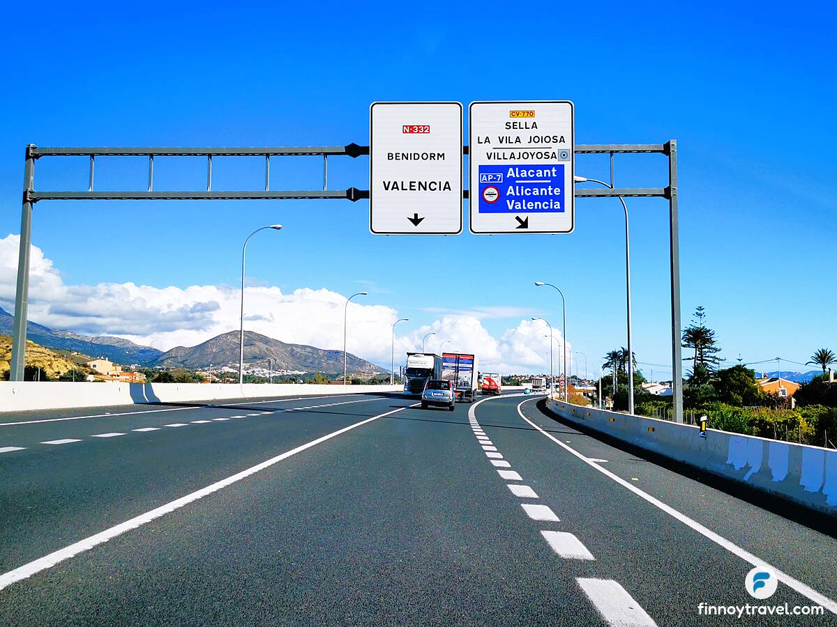 ベニドルム近郊の高速道路
