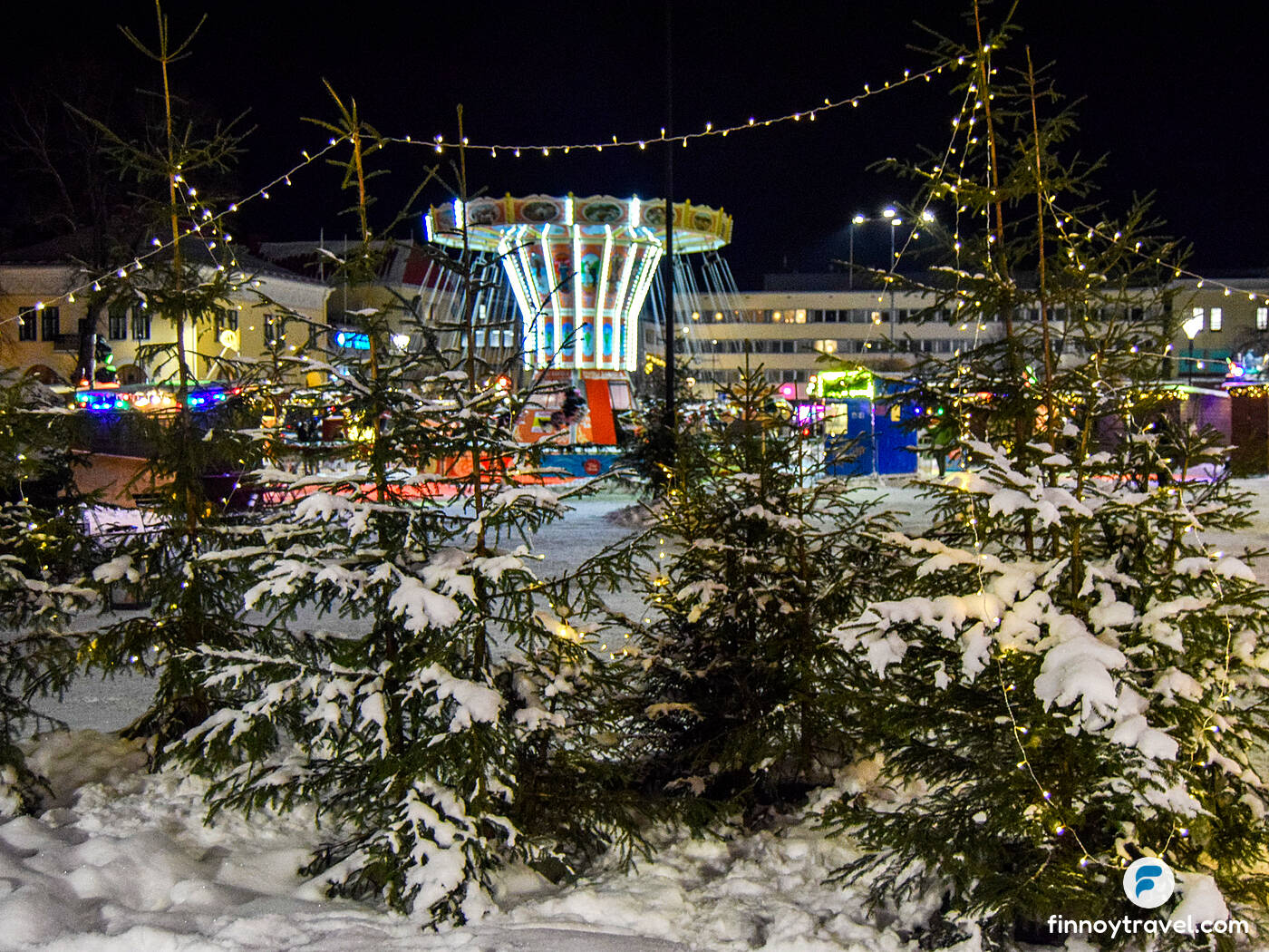 雪に覆われた木々