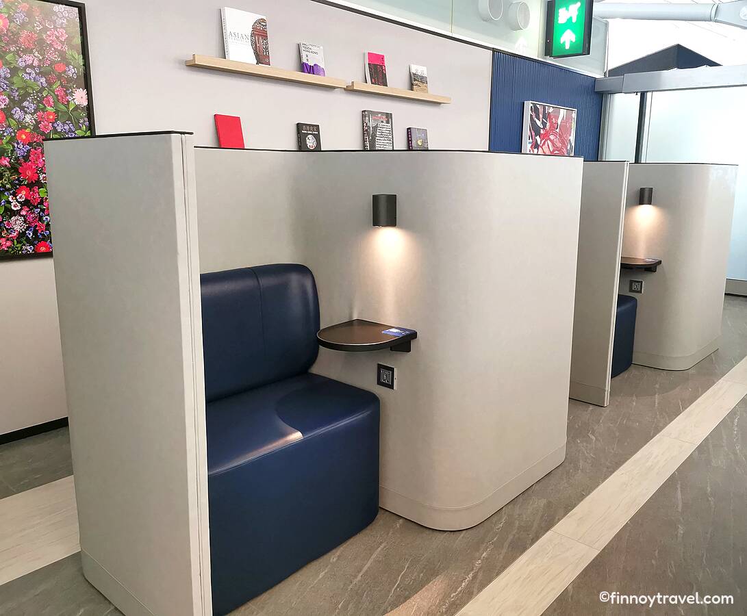 Chase Sapphire Lounge の青い一人掛けチェア