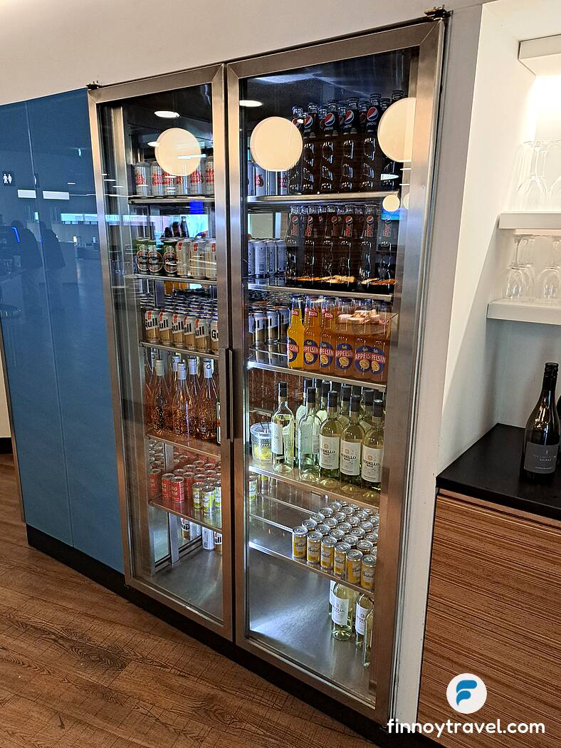 サガラウンジの冷蔵庫。ソフトドリンクもアルコールもセルフサービスです。