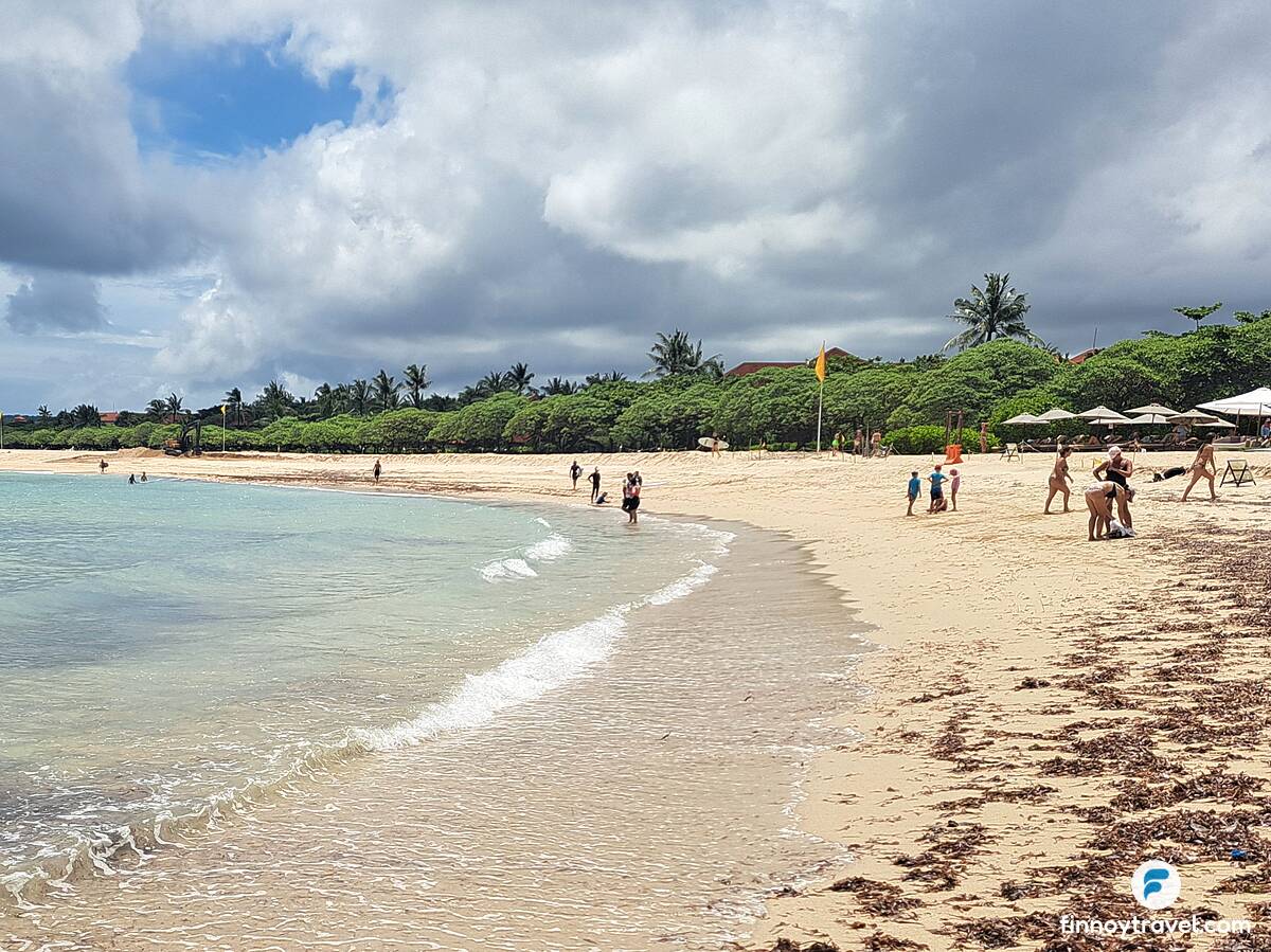 ヌサ・ドゥア・ビーチは白砂が美しく、穏やかな雰囲気。波も適度で、泳ぎに自信があれば海に入って楽しめます。