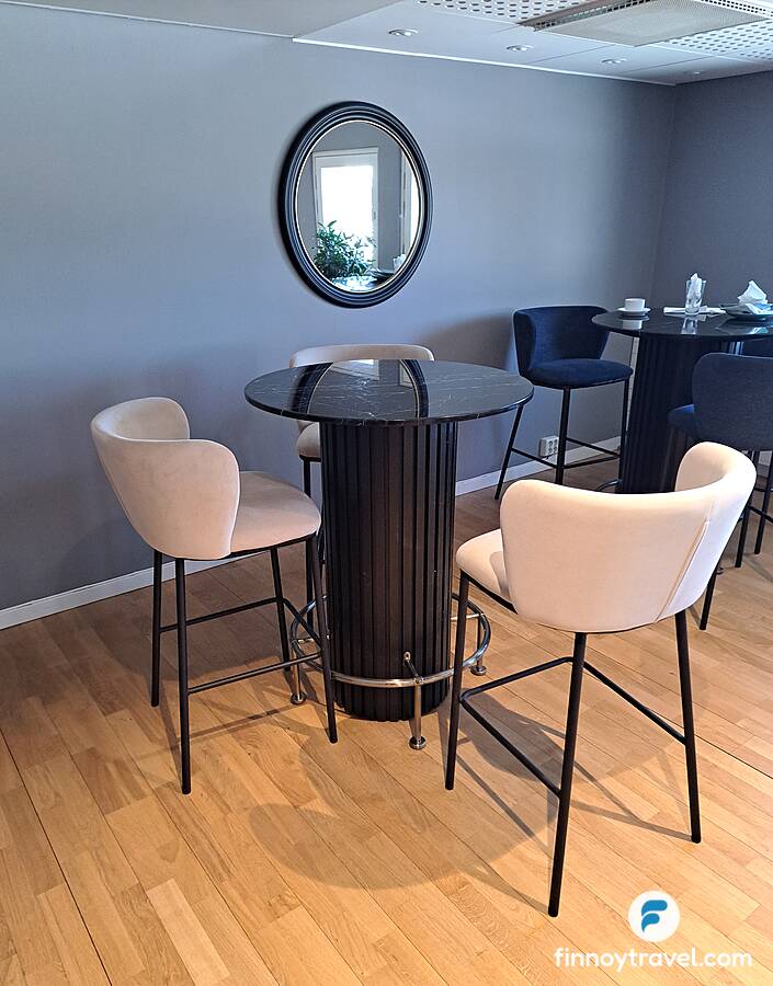 ハイチェアとテーブル