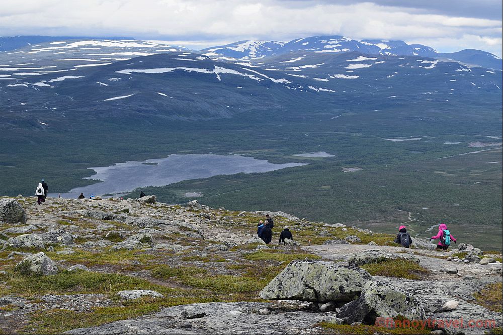 サーナへ登る人々